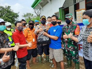 Laksanakan Baksos Korban Banjir, Kapolres Pekalongan Kota Bersama Forkopimda Sinergi Dengan Paguyuban Sosial Marga Tionghoa