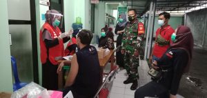 Giat Babinsa Dampingi Vaksinasi Petugas PMI