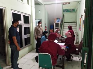 Pemberian Vaksin Covid-19, Kapolsek Pekalongan Utara Bersama Bhabinkamtibmas Pantau Pelaksanaan Tahap Pertama