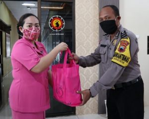 Tepat Sasaran, Bhayangkari Cab Pekalongan Salurkan Bansos Melalui Bhabinkamtibmas