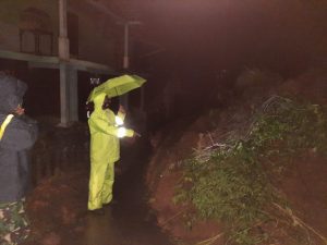 Hujan Deras Tebing 5 Meter , Longsor Tutupi Jalan