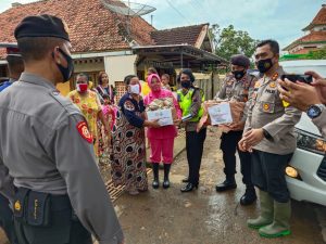 Peduli Korban Banjir, Ketua Bhayangkari Cab Pekalongan Kota Salurkan Nasi Kota Dan Masker