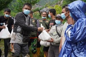 Sambangi Dusun Terpencil, Kapolres Batang Bagikan Sembako Pada Warga