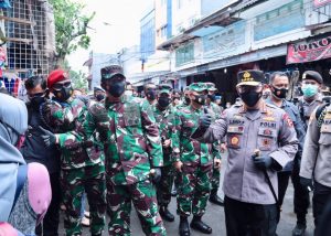 Lakukan Pantau Prokes, Panglima TNI Dan Kapolri Bagikan Masker Di Pasar Tanah Abang