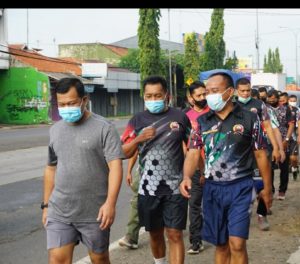 Masa Pandemi , Jaga Imunitas Tubuh Prajurit Dandim Pimpin Jalan Sehat