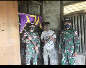 Satgas Yonif 642 Kapuas, Kembali Terima Dua Pucuk Senjata Dari Warga Perbatasan