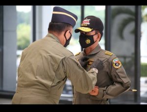 Jenderal Idham Azis Dianugerahi Wing Kehormatan Penerbang Dan Brevet Kapal Selam Hiu Kencana