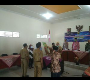 Danramil Tulis Hadiri Pelantikan Perangkat Desa Botolambat