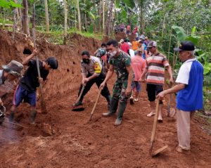 TNI Bersama Warga  Laksanakan Karya Bakti Pembuatan Jalan Lingkar Pedukuhan