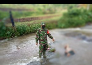 Dapat Laporan Dari Warga, Babinsa Langsung Datangi Sesosok Mayat Di Sungai