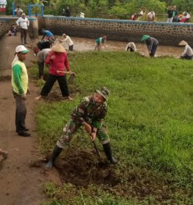 Antisipasi Banjir, Babinsa Bersama Warga Normalisasi Saluran Air Sungai Jenes