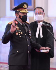 Jenderal Idham Azis Serahkan Panji Polri Tribrata Ke Jenderal Listyo Sigit Prabowo