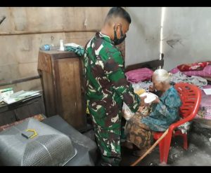 Peduli, Babinsa Sragen Kulon Jenguk Warga Dan Bagikan Nasi