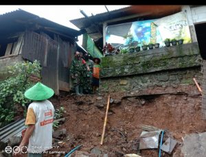 Tertimpa Longsor Dua Rumah Milik Warga Keteleng