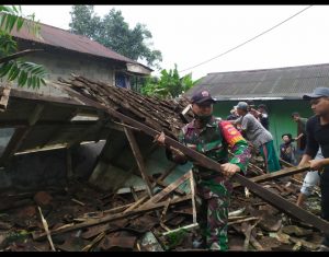 Curah Hujan Tinggi Disertai Angin Kencang Porak Porandakan Bangunan Warga