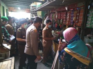 Sinergitas Polri-TNI Bersama Forkopimda Kota Pekalongan Bagikan Masker Kepada Masyarakat