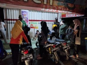 Giate Patroli PPKM, Koramil Bersama Polsek Sukodono Kepada Masyarakat