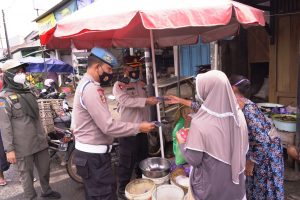 Dalam Rangka PPKM, Polres Batang Gencar Bagikan Masker