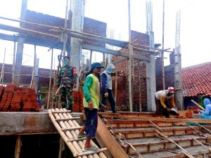 Giat Babinsa Potronayan Bantu Pembangunan Masjid Ponpes Al Madinah Desa Kenteng