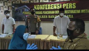 Tak Hanya Beri Bantuan Sembako Dan Uang, Polres Banjarnegara Juga Beri Solusi Masalah Ekonomi Nenek RN