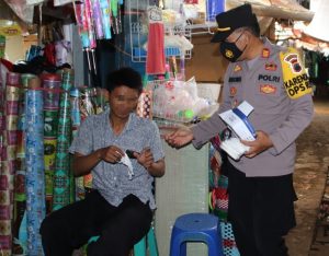 Imbau, Ajak Masyarakat Patuhi Prokes, Kabag Ops Bagikan Masker Gratis