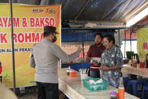 Banyak warga tak disiplin polres Pekalongan kota bagi-bagi masker