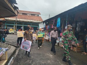 Danramil 03 Bersama Forkopimca Bagi Bagi Masker Di Pasar Petarukan
