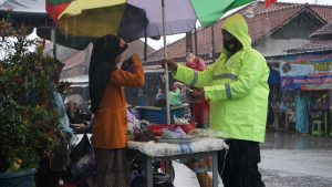 Diguyur Hujan Deras , Ini Potret Aksi Personel Polres Batang Bagikan Masker Gratis