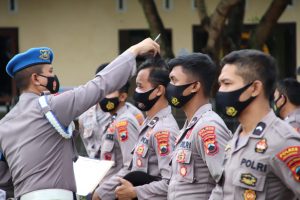 Setelah Apel Pagi,  Anggota Polres Pekalongan dicek Sikap Tampang Dan Kelengkapan Data Diri