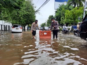Sepanjang Jalan Tergenang Banjir, Kapolres Pekalongan Kota Urai  Kemacetan Dan Bagikan Masker Di Jalan Pantura