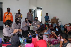 Di Pengungsian Korban Banjir, Belasan Polwan Diterjunkan Hibur Anak-Anak