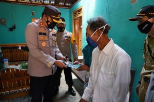 Peduli Korban Longsor,  Kapolres Batang Beri Bantuan