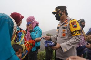 Kapolres Batang Bagikan Masker Gratis Ke Warga