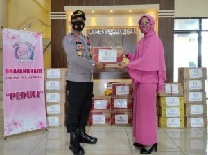 Komsos Kembali Ditunjukan Oleh Bhayangkari Cab Pekalongan Terhadap Korban Banjir