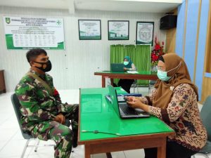 Tekan Penyebaran Covid-19, Babinsa Kratonan Koordinasi Dengan Dokter Puskesmas