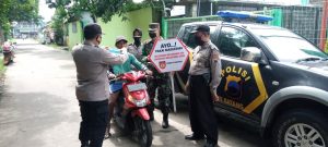 Menekan Angka Penyebaran Covid-19, Polsek Dan Koramil Gringsing Aktif Giatkan Ops Yustisi Dan Bagikan Masker
