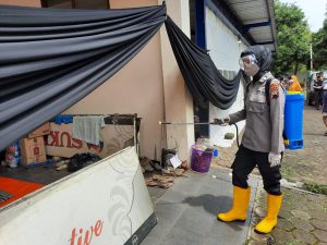 Mendukung PPKM Polwan Polres Pekalongan Kota Paurkes Lakukan Penyemprotan Disenfektan Di Pengungsian
