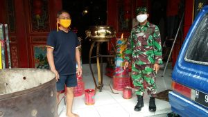 Jelang Hari Raya Imlek , Babinsa Jayengan cek Kesiapan Klenteng Harus Terapkan PPKM