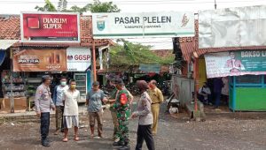 TNI – Polri Bagi Bagi Masker Di Pasar Plelen
