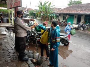 Putus Rantai Penyebaran Covid-19, Polsek Warungasem  Intens Lakukan Patroli Dan Bagikan Masker Gratis Ke Warga
