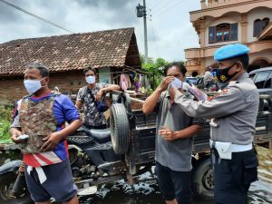 Korban Banjir, Sie Propam Pantau Prokes Dan Baksos Bagikan Masker Gratis