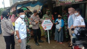 Sinergi 3 Pilar Kecamatan Gringsing, Blusukan Pasar Bagikan Masker