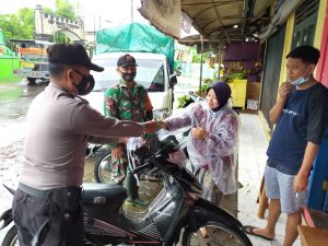 Sinergi TNI-Polri Bagikan Masker Di Pasar Tersono