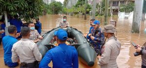 Tanggap Dan Sigap, Ditpolair Korpolairud Baharkam Polri Turun Langsung Evakuasi Korban Banjir Jakarta