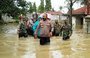 Personel Polres Pekalongan Bersama TNI Dan BPBD Diterjunkan Membantu Evakuasi Korban Banjir