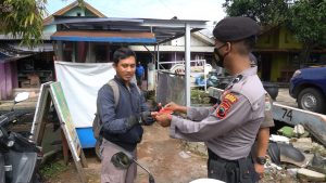PPKM Mikro, Petugas Gabungan Gelar Ops Yustisi Dan Bagikan Masker Gratis Ke Warga