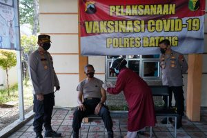 Ratusan Anggota Polres Batang Divaksinasi  Bertahap 3 Hari