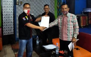 Penyerahan Surat Mandat Oleh Ketum GWI SK, Silaen Kepada Sekum GWI Arfendy