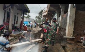 Karya Bhakti, Danramil Beserta Babinsa Bantu Warga Bangun Tempat Parkir Masjid Al Huda
