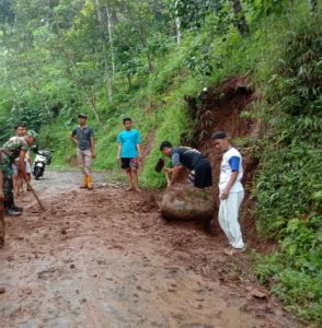 Bencana Alam, Tanah Longsor Dan Bongkahan Bebatuan Tutupi Akses Jalan Desa Sangu Banyu